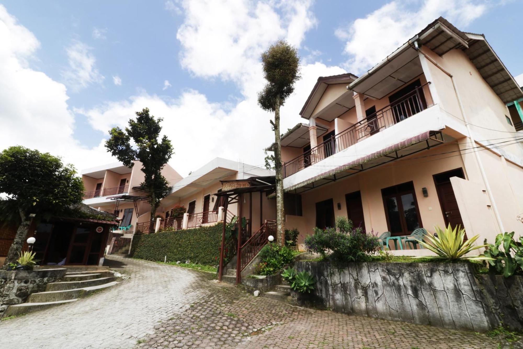 Villa Keluarga Bre Batunanggar Berastagi Exterior photo